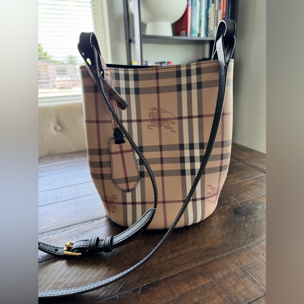 Forbearing like new bucket bag